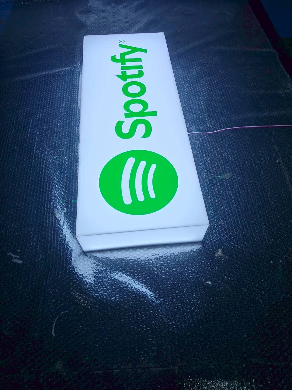 ป้ายกล่องไปอะคริลิคแสงรอบตัว ป้าย Spotity