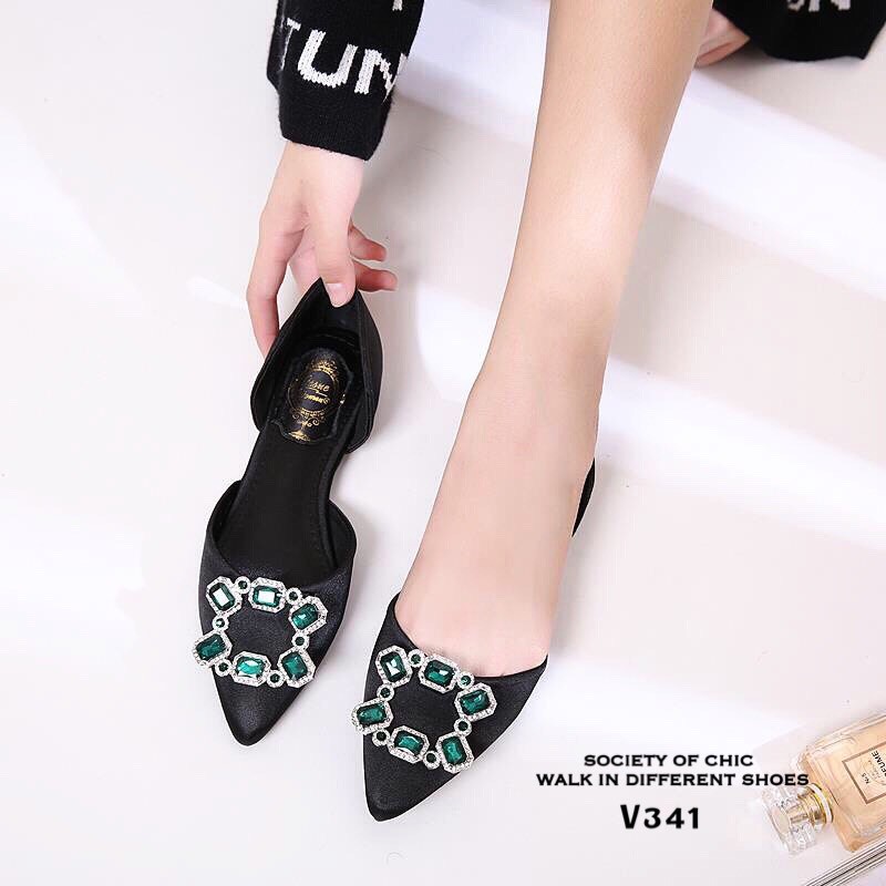 รองเท้าส้นแบนแต่งเพชรเว้าข้าง (สีเทา)