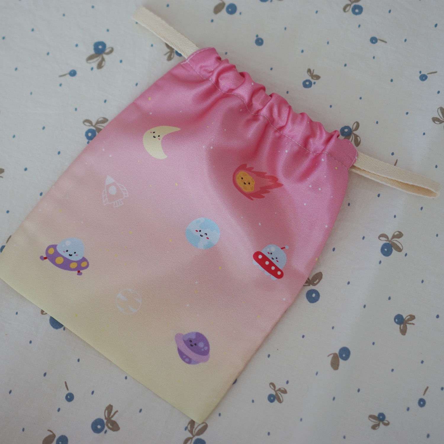 ผ้าคลุมให้นม สั่งทำใส่ชือ ลาย Planet and Friends - Pink Yellow