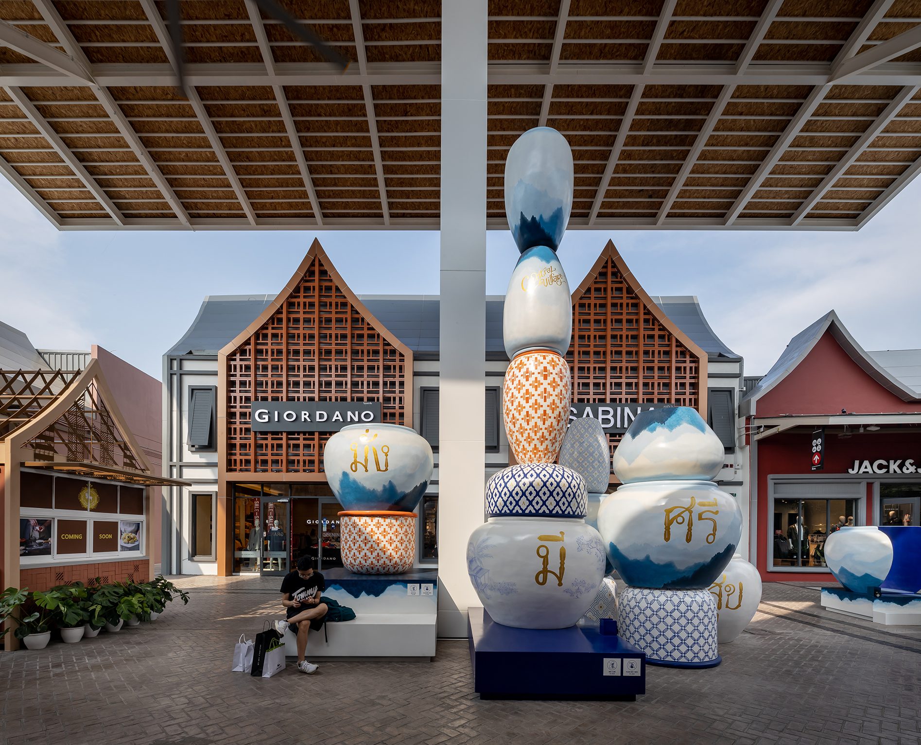 ยกระดับธุรกิจของคุณ ด้วยออฟฟิศสุดพรีเมียม ทำเลศักยภาพ ใกล้สนามบินสุวรรณภูมิ ที่ "เซ็นทรัล วิลเลจ - ลักชัวรี่ เอาท์เล็ต กรุงเทพฯ | Central Village - Bangkok Luxury Outlet."