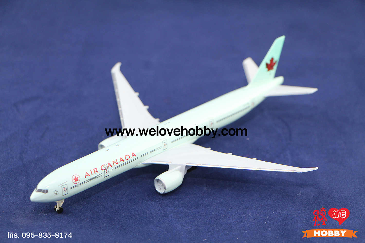 โมเดลเครื่องบิน Air Canada (Boeing 777) แคนาดา ไซส์กลาง แบบมีล้อเครื่องบิน (1:400)