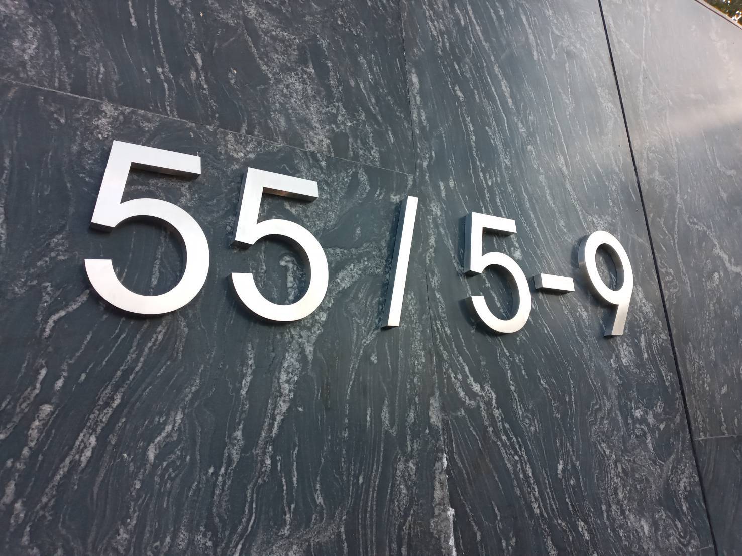 ป้ายอักษรสแตนเลสเนื้อเงินแฮร์ไลน์