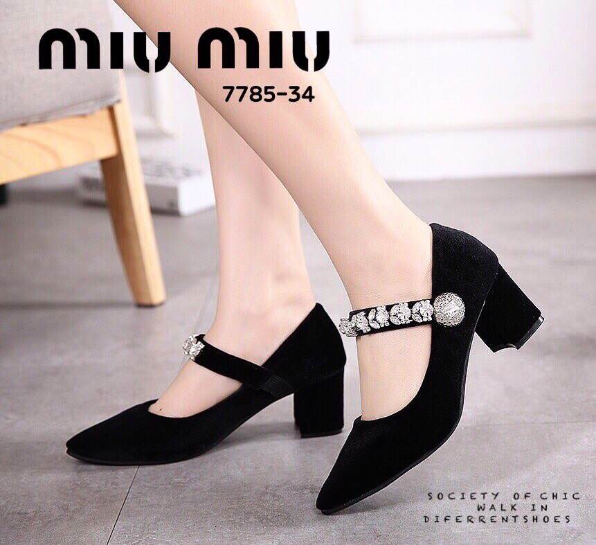 รองเท้าคัทชูกำมะหยี่ประดับเพชร MIUMIU (สีดำ)