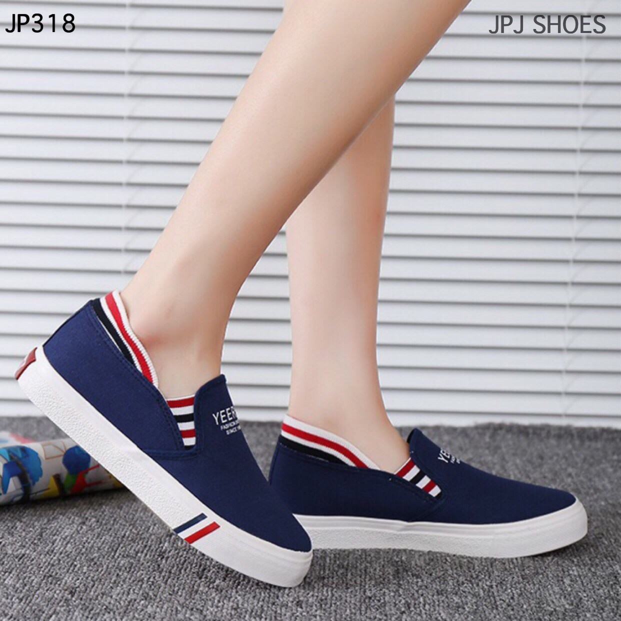รองเท้า Slip On คาดเส้นสไตล์เกาหลี (สีเทา)