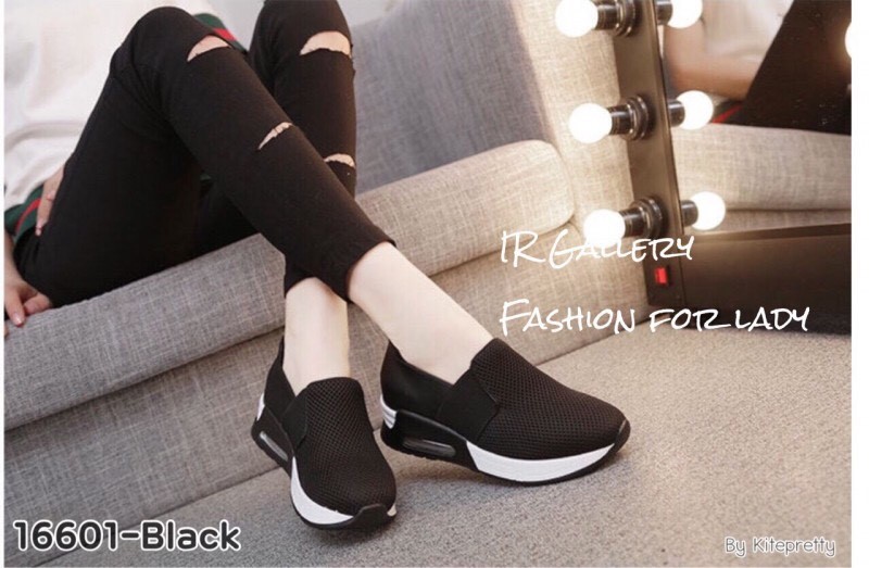 รองเท้าผ้าใบทรงสวมแต่งรูระบาย (สีดำ)