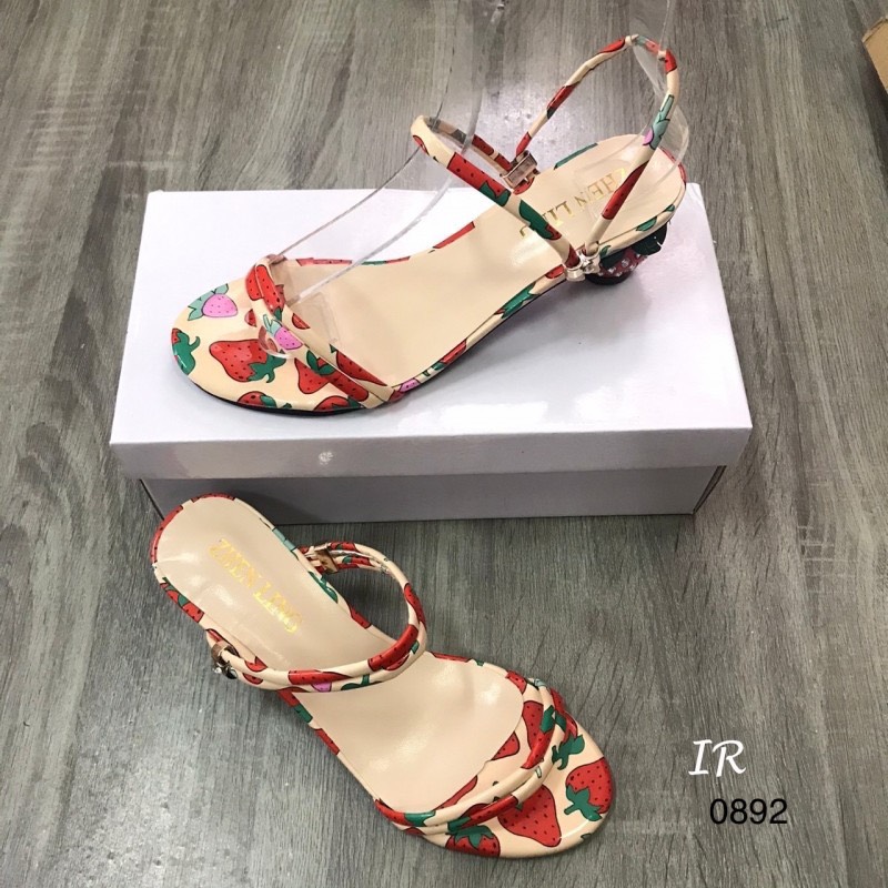 รองเท้าส้นเตี้ยแต่งลายสตอเบอรี่ (สีขาว)