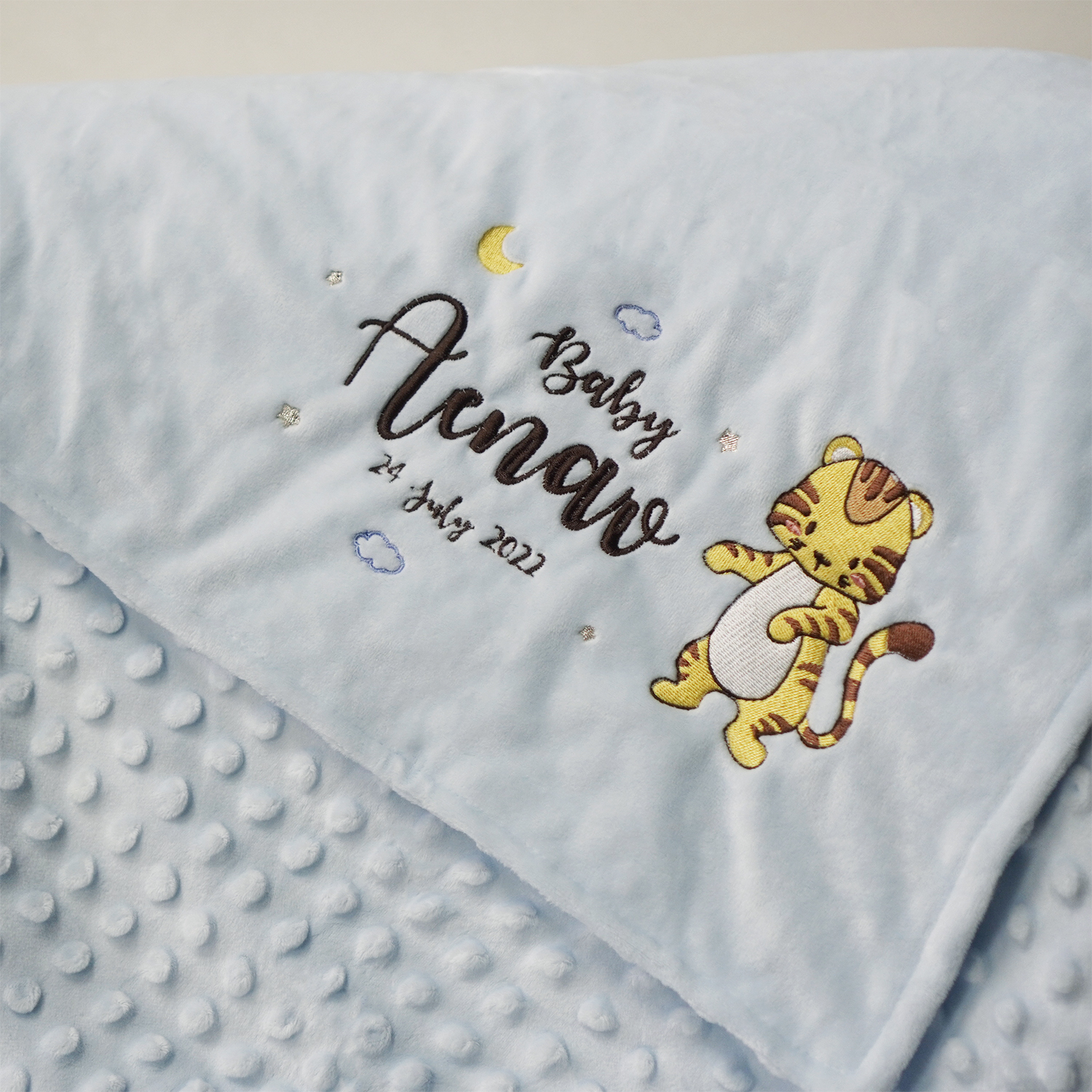 ผ้าห่ม Minky - สีฟ้า 75x100cm แบบปักชื่อ+การ์ตูน - Tiger