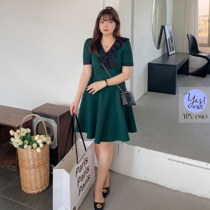 ชุดเดรสสั้นสาวอวบ อก 38-49 นิ้ว เดรสเนื้อวาฟเฟิล คอวีระบายดำ โบว์ดำ สีเขียว/สีครีม YPS-090