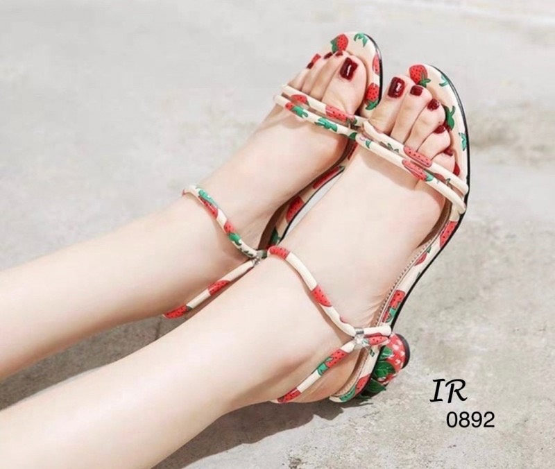 รองเท้าส้นเตี้ยแต่งลายสตอเบอรี่ (สีขาว)