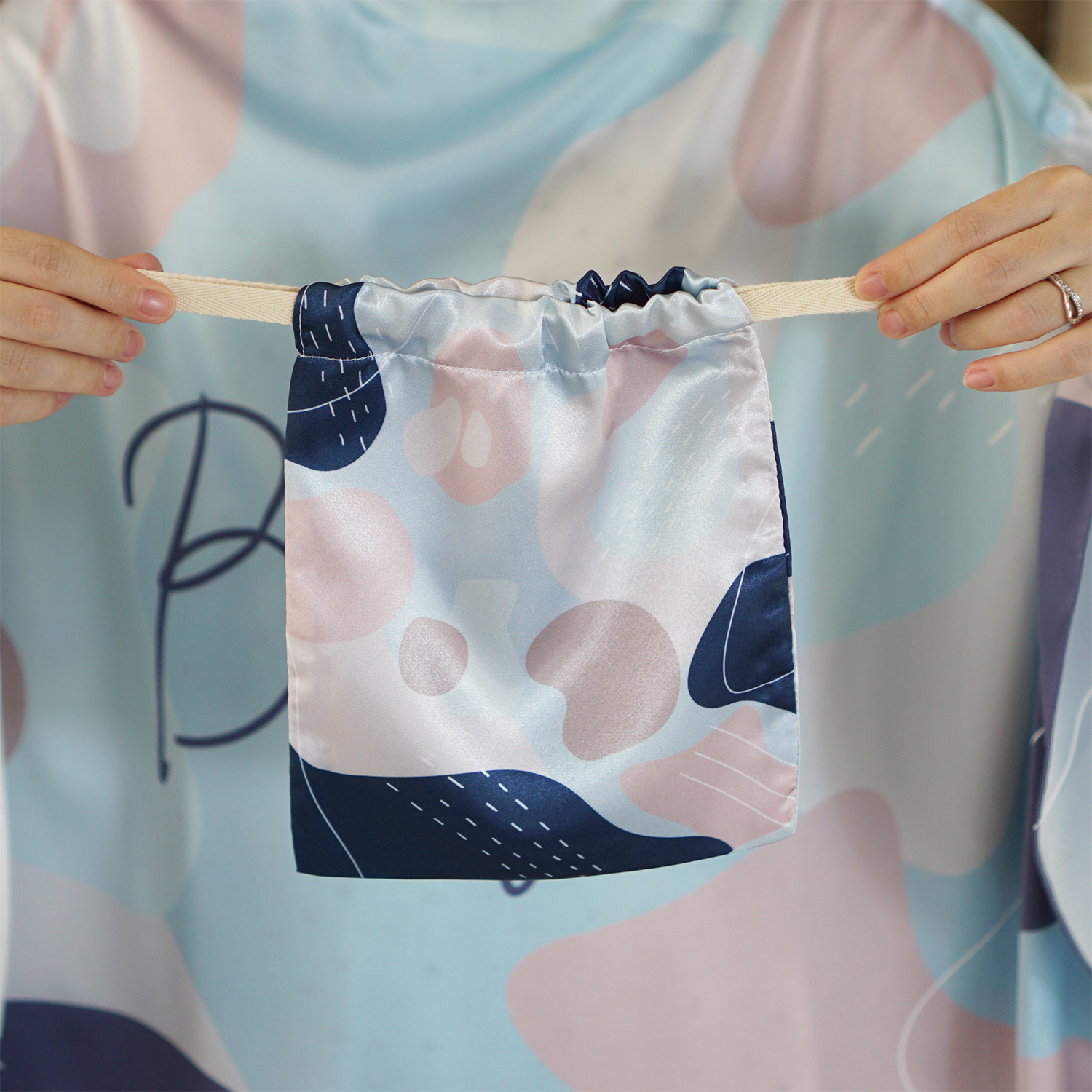 ผ้าคลุมให้นม 3in1 (รุ่นมีกระดุม ถอดโครงได้) แบบสั่งทำใส่ชื่อ ลาย Curve - Blue