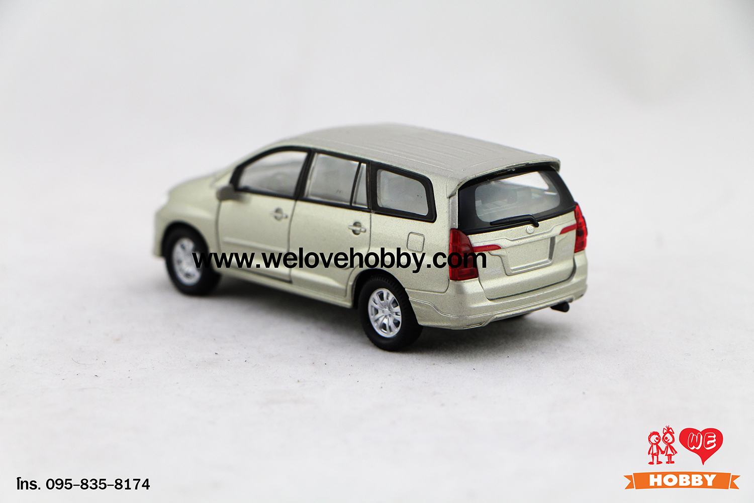 โมเดลรถ Toyota Innova สีบรอนซ์ทอง Scale 1:34-1:39