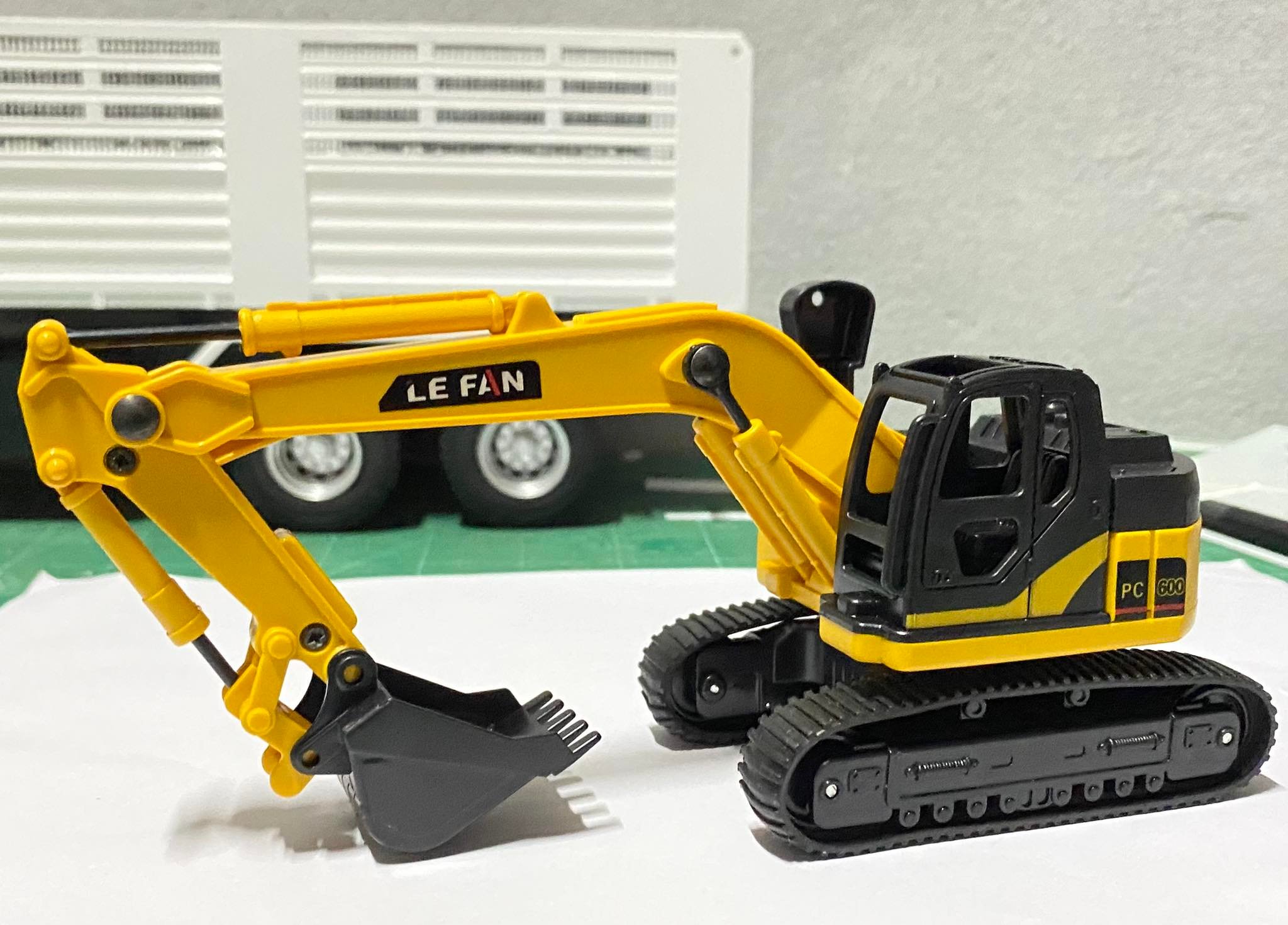 รถขุด พลาสติก ราว 1/43 แทร็คยาง