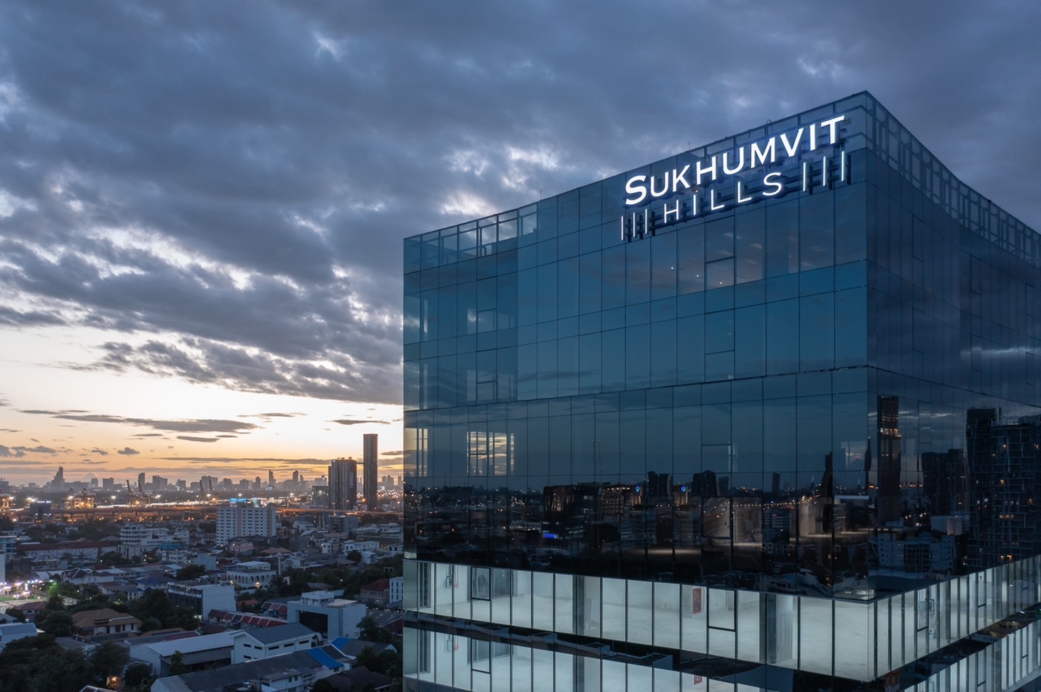 อาคารสุขุมวิท ฮิลล์ ( Sukhumvit Hills ) สำนักงานให้เช่าติดถนนสุขุมวิท ใกล้สถานีรถไฟฟ้า BTS อ่อนนุช และ BTS บางจาก 500 เมตร