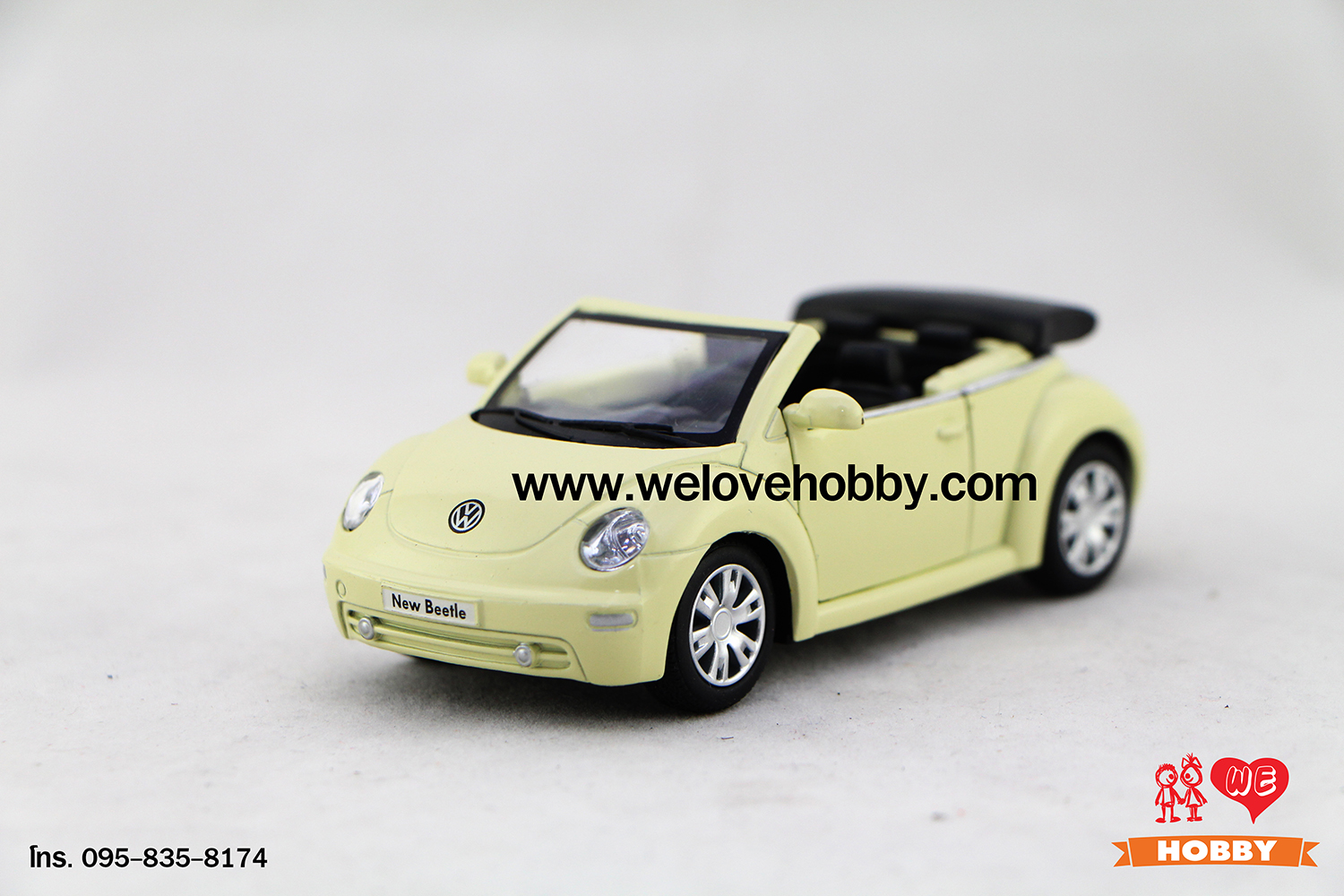 โมเดลรถ Volkswagen New Beetle Convertible (2003) สีเหลืองอ่อน Mellow Yellow Scale 1:32