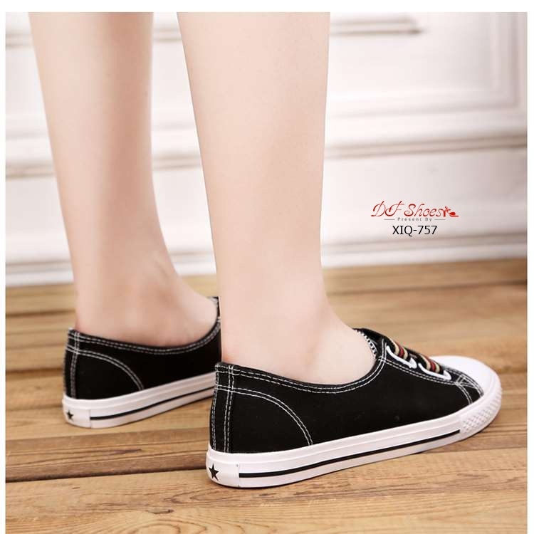 รองเท้าผ้าใบทรงคัทชูแต่งแถบ (สีขาว)