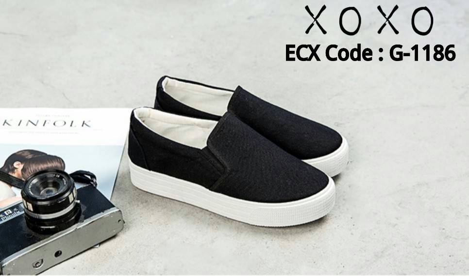 รองเท้าผ้าใบทรง Slip on (สีดำ)