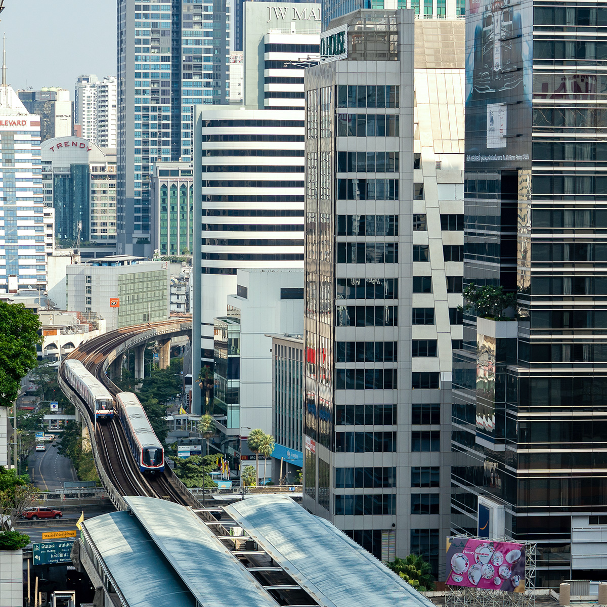 ให้เช่าอาคารสำนักงานติดถนนวิทยุ ใกล้สวนลุมพีนี และใกล้รถไฟฟ้า BTS เพลินจิต 600 เมตร 208 WIRELESS ROAD BUILDING | BANGKOK