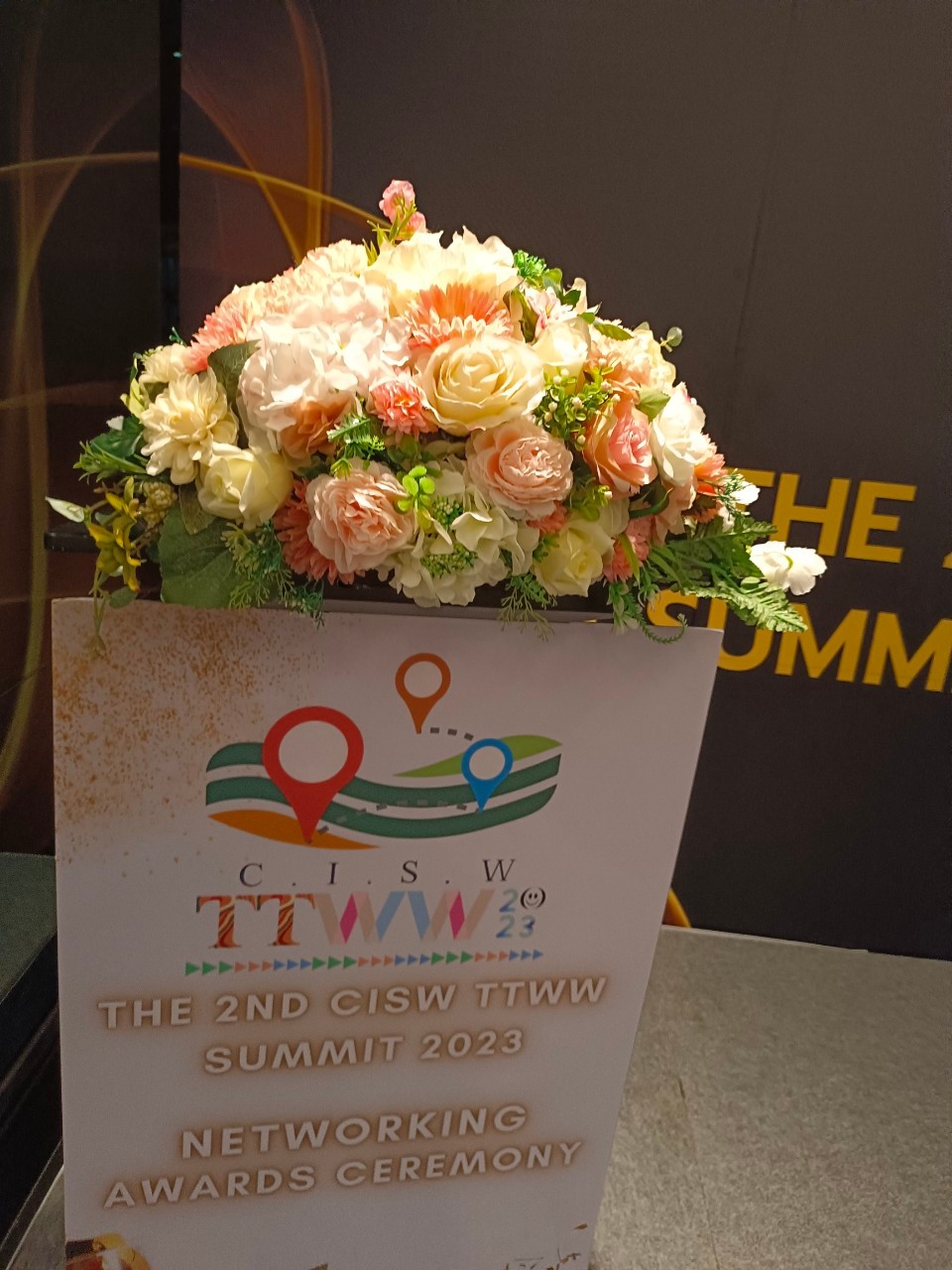 ดอกไม้ปลอมโพเดี่ยม (สำหรับเช่า) PT006