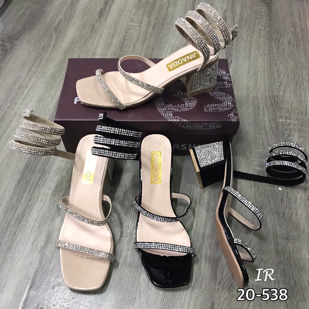 รองเท้าแตะพันขาแต่งเพชร (สีครีม)