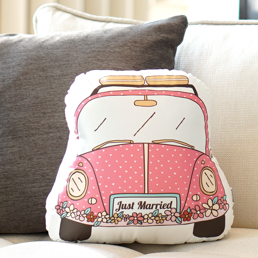 หมอนของขวัญแต่งงาน แบบพร้อมส่ง - ลายรถแต่งงาน สีชมพู Just Married Car Pillow
