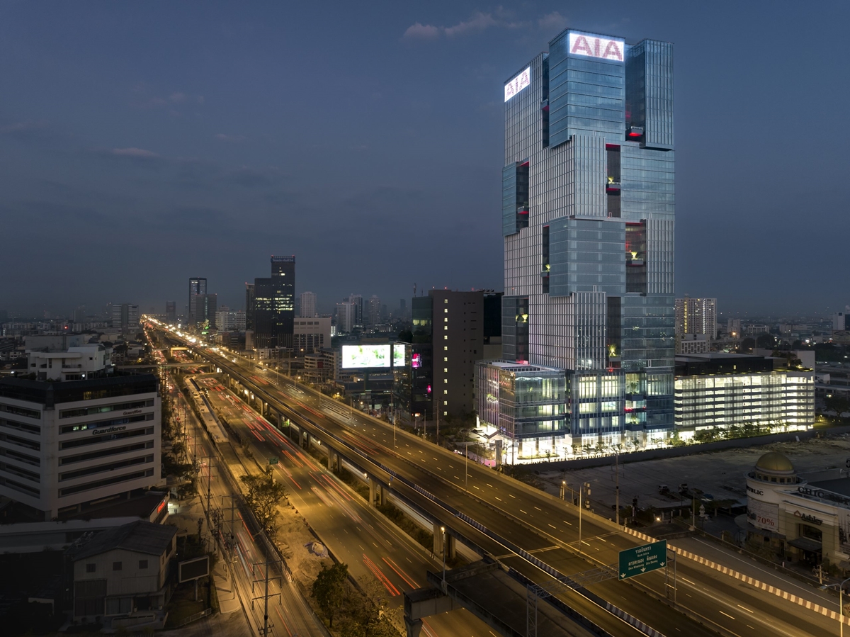 AIA East Gateway 办公楼出租空间开店,Bangna-Trad 路旁,靠近地铁黄线,Sri Iam 站,350 米。