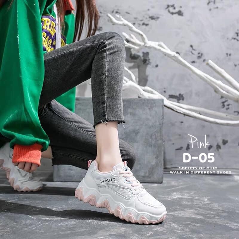 รองเท้าผ้าใบสปอร์ตแต่งลายส้น