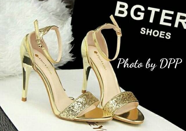 พร้อมส่ง : รองเท้าส้นทอง (สีทองอ่อน)