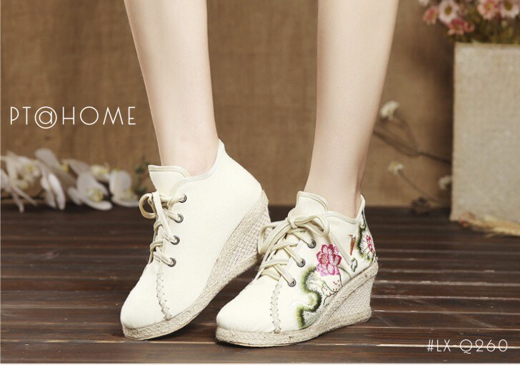 รองเท้าผ้าใบส้นเตารีดปักลาย (สีเบจ)