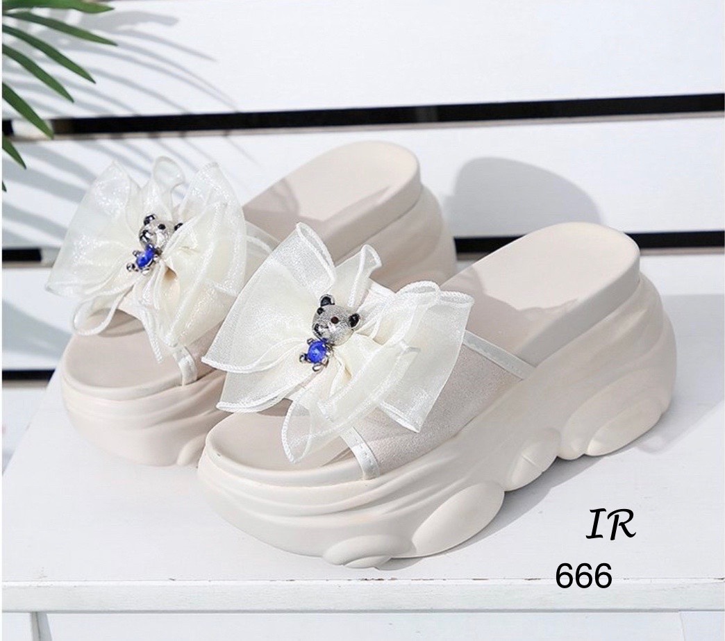 รองเท้าแตะเสริมส้นแต่งโบว์หมี (สีครีม)