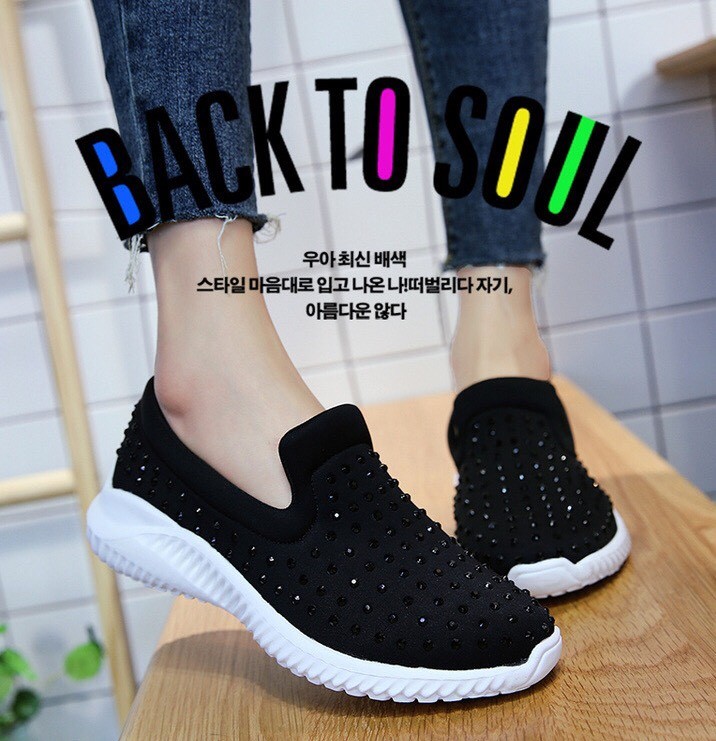 รองเท้าผ้าใบทรงสวมแต่งหมุด (สีขาว)