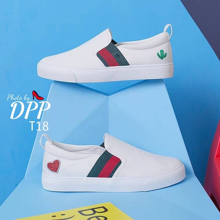 รองเท้าผ้าใบSlip onปักลายหัวใจ