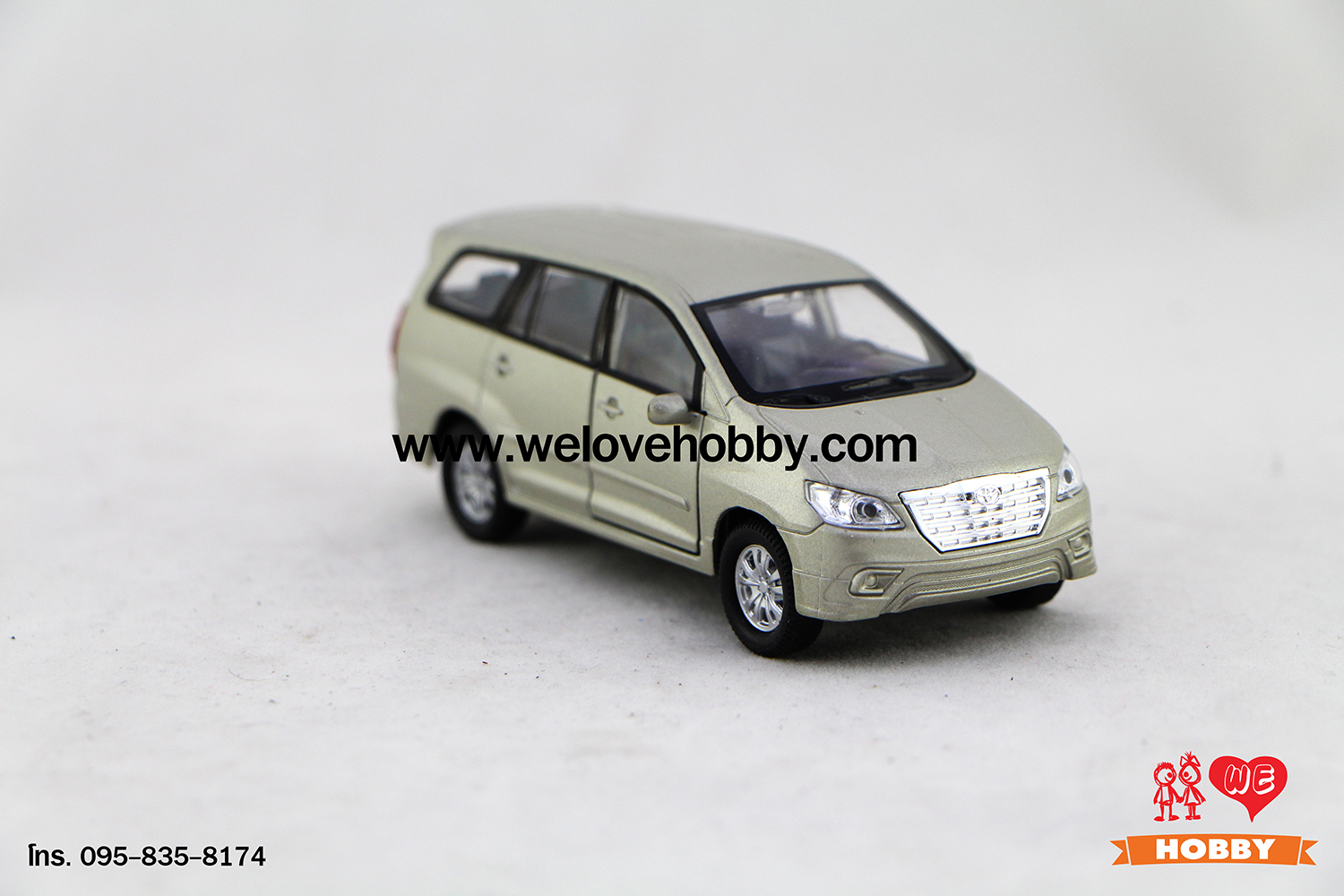 โมเดลรถ Toyota Innova สีบรอนซ์ทอง Scale 1:34-1:39