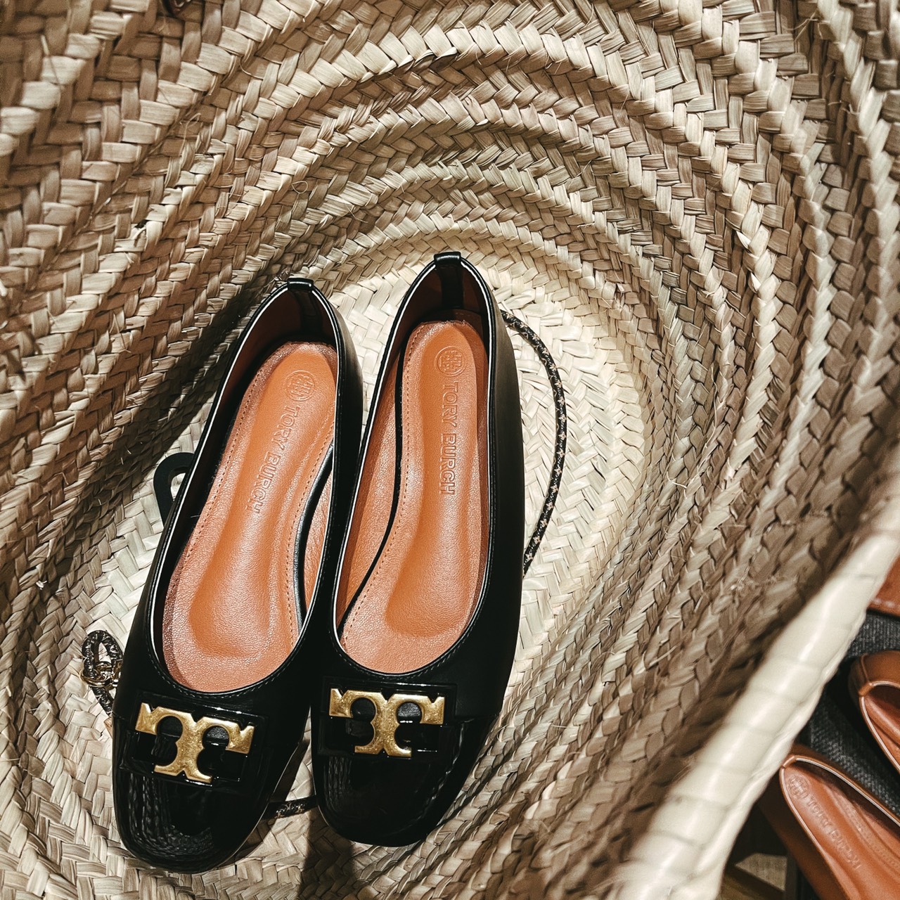 รองเท้าคัทชูส้นแบน Style Tory (สีน้ำตาล)