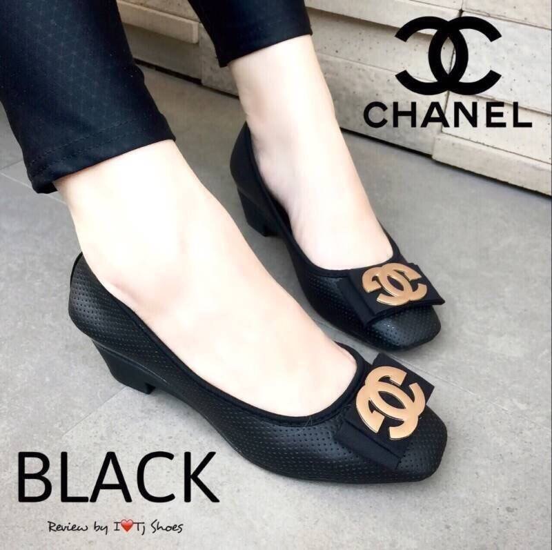 พร้อมส่ง : รองเท้าคัชชูแต่งโลโก้ (สีครีม)