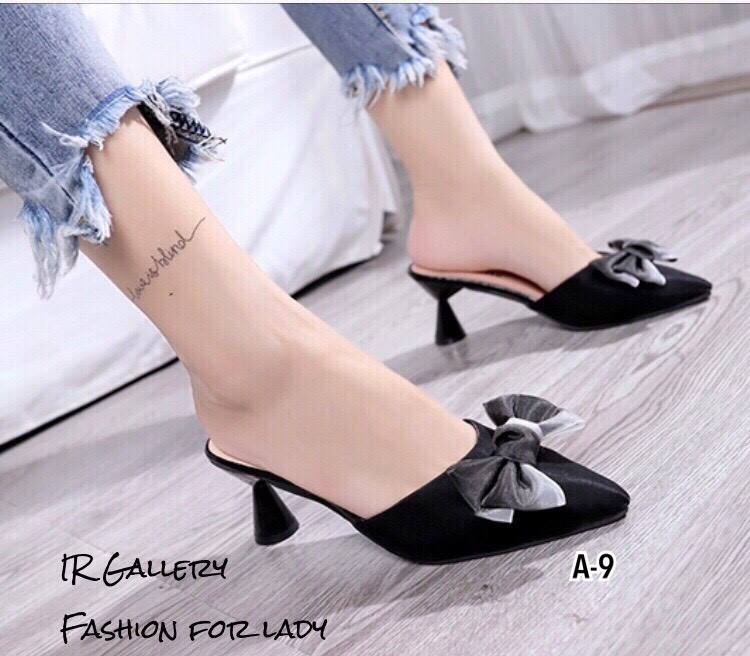 รองเท้าส้นเตี้ยเปิดส้นสไตล์ Poem (สีดำ)