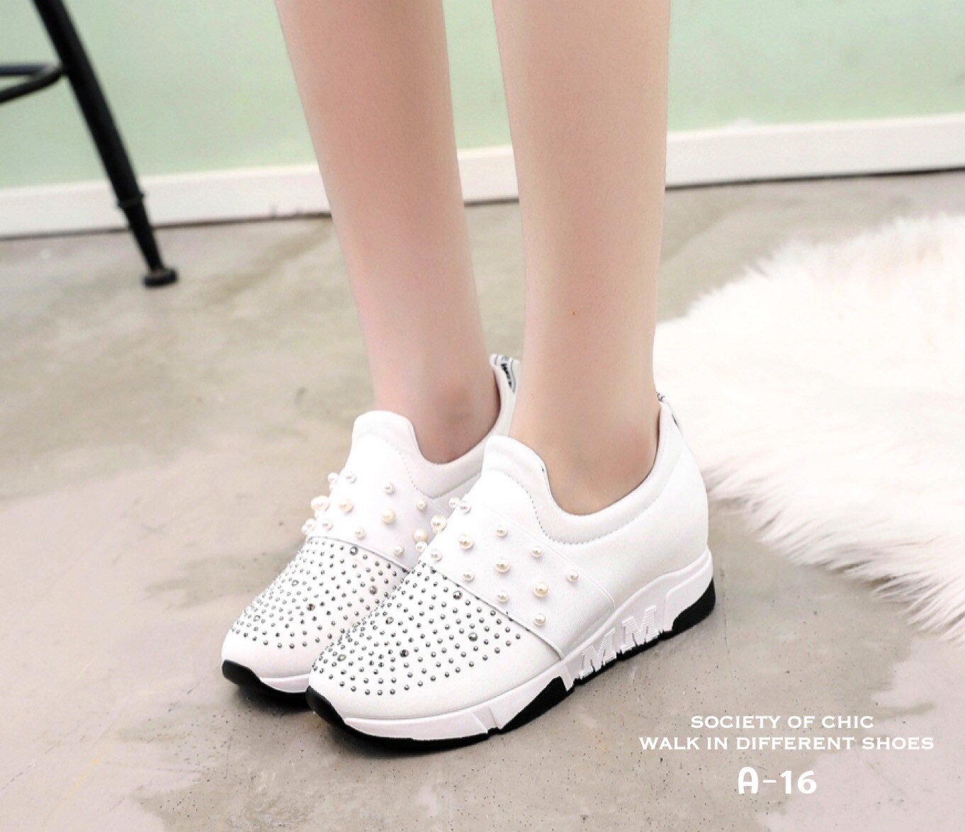 รองเท้าผ้าใบทรงสวมแต่งคริสตัล (สีขาว)