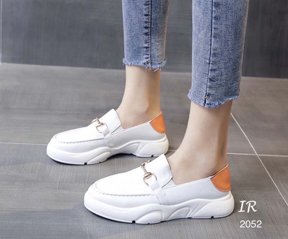 รองเท้าผ้าใบพียูนิ่มแต่งอะไหล่ (สีขาวส้ม)