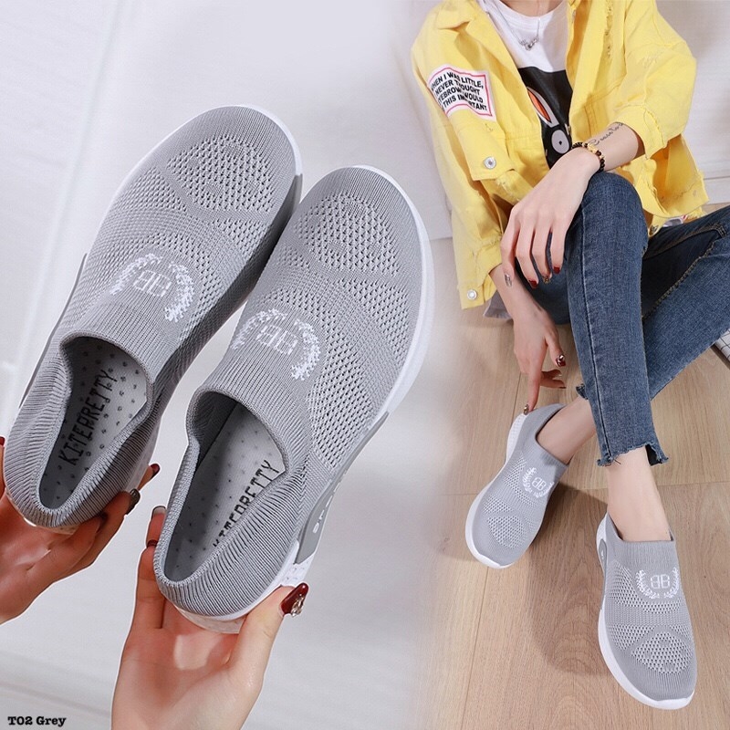 รองเท้าผ้าใบผ้ายืดปักลาย (สีเทา)