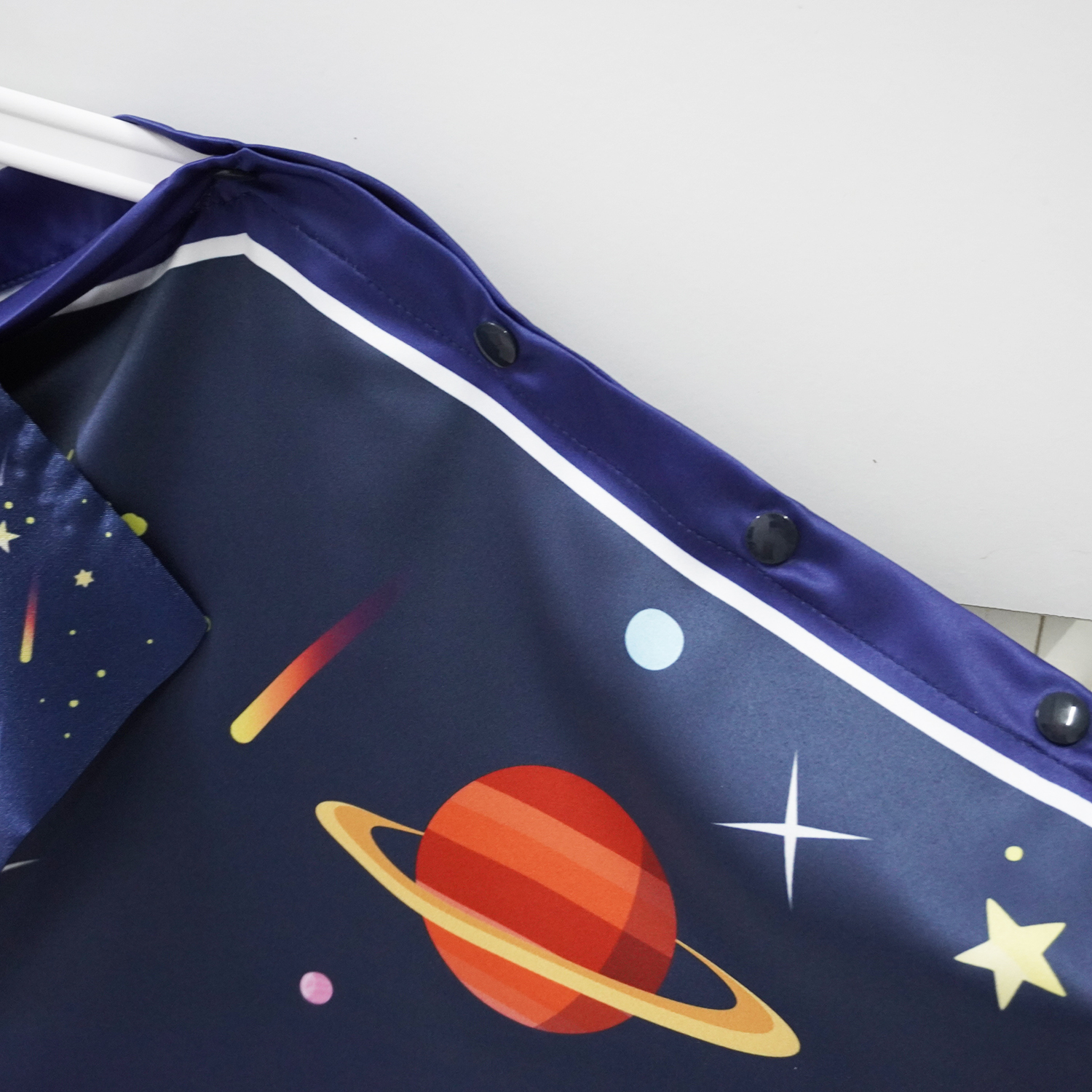 ผ้าคลุมให้นม 3in1 (รุ่นมีกระดุม ถอดโครงได้) แบบสั่งทำใส่ชื่อ ลาย Space - Navy
