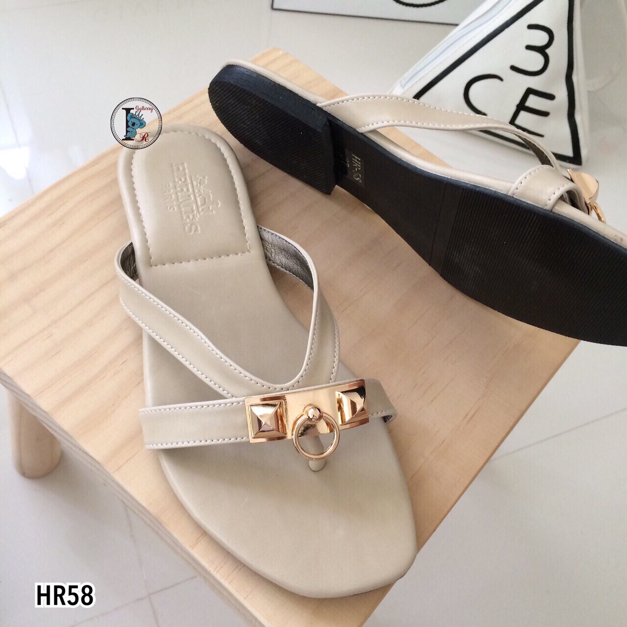 รองเท้าแตะแต่งอะไหล่ Style Hermes (สีครีม)