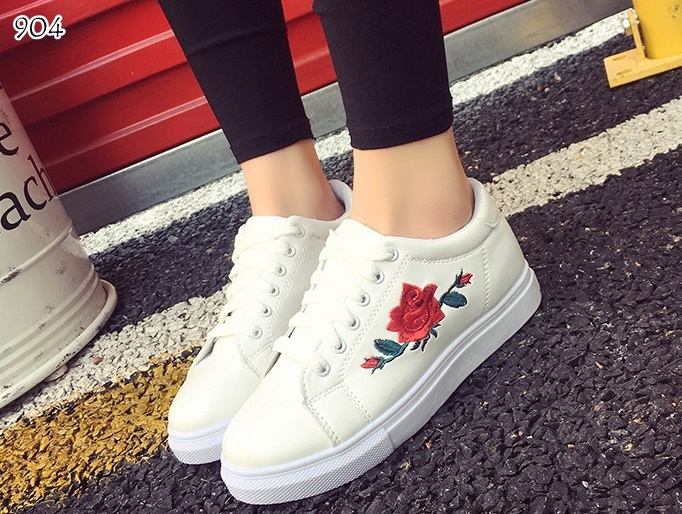 รองเท้าผ้าใบพียูลายกุหลาบ (สีขาว)
