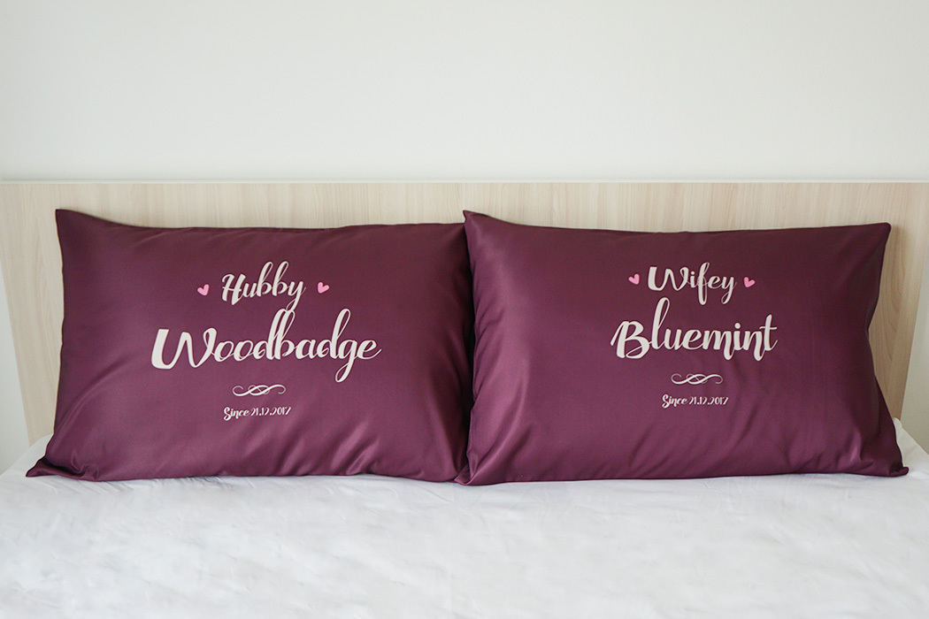 ปลอกหมอนหนุนคู่ พิมพ์ลายเต็มผืน Burgundy - Hubby Wifey - Cream