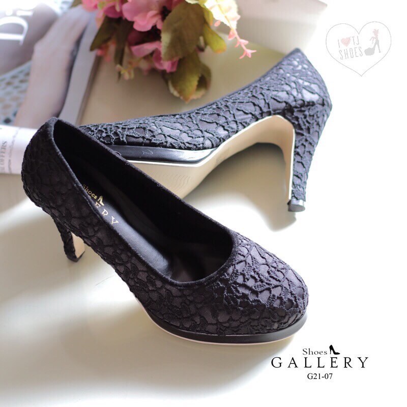 พร้อมส่ง : รองเท้าส้นสูงลายลูกไม้ (สีดำ)