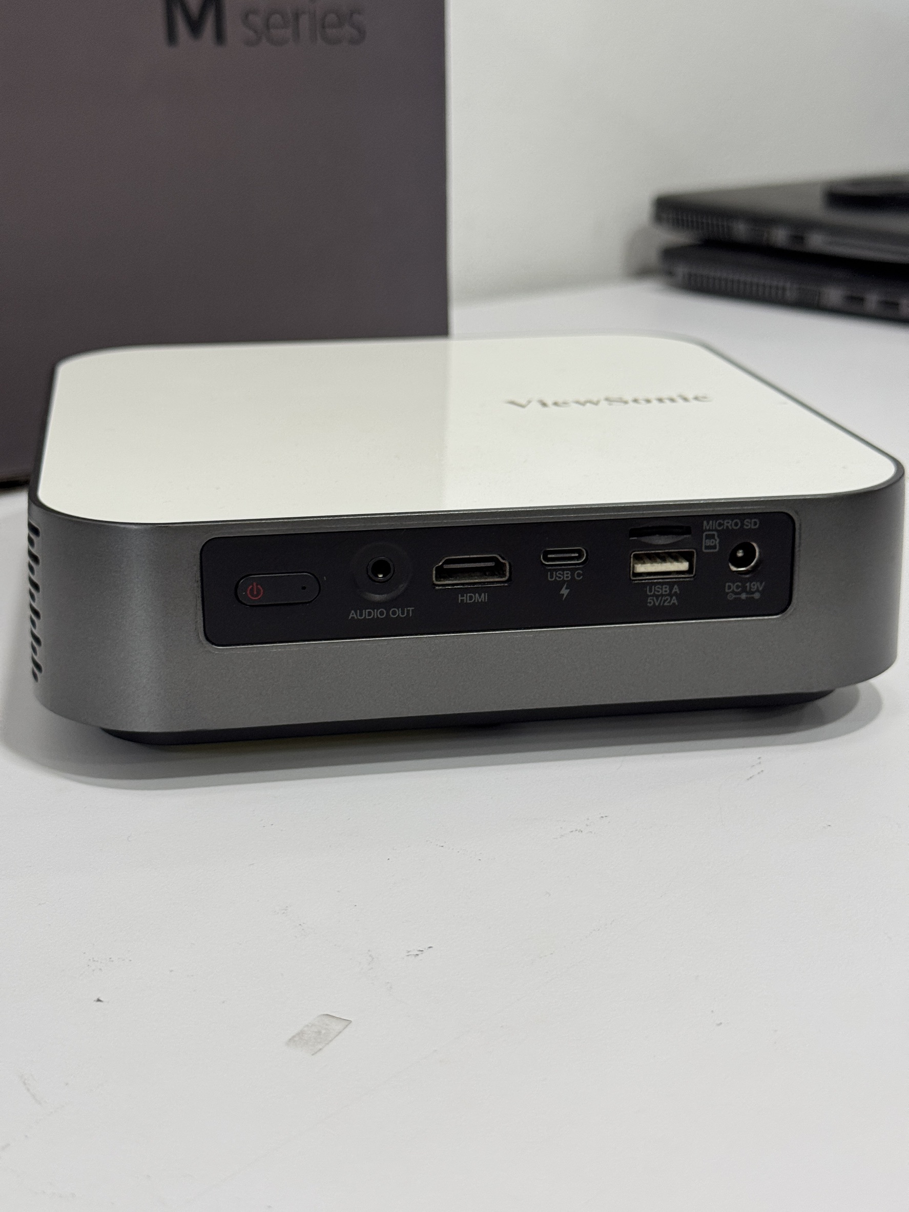 โปรเจคเตอร์สำหรับพกพา Viewsonie M2e + Adapter + Remote + กระเป๋า