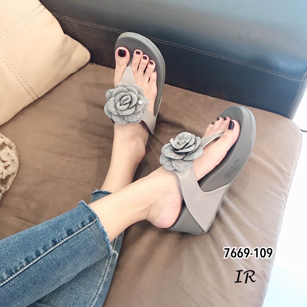 รองเท้าแตะFit Flopแต่งดอกคามิเลียเพชร (สีเทา)