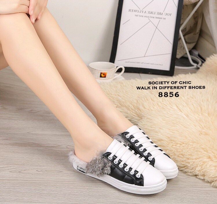 รองเท้าผ้าใบเปิดส้นแต่งขน (สีดำ)