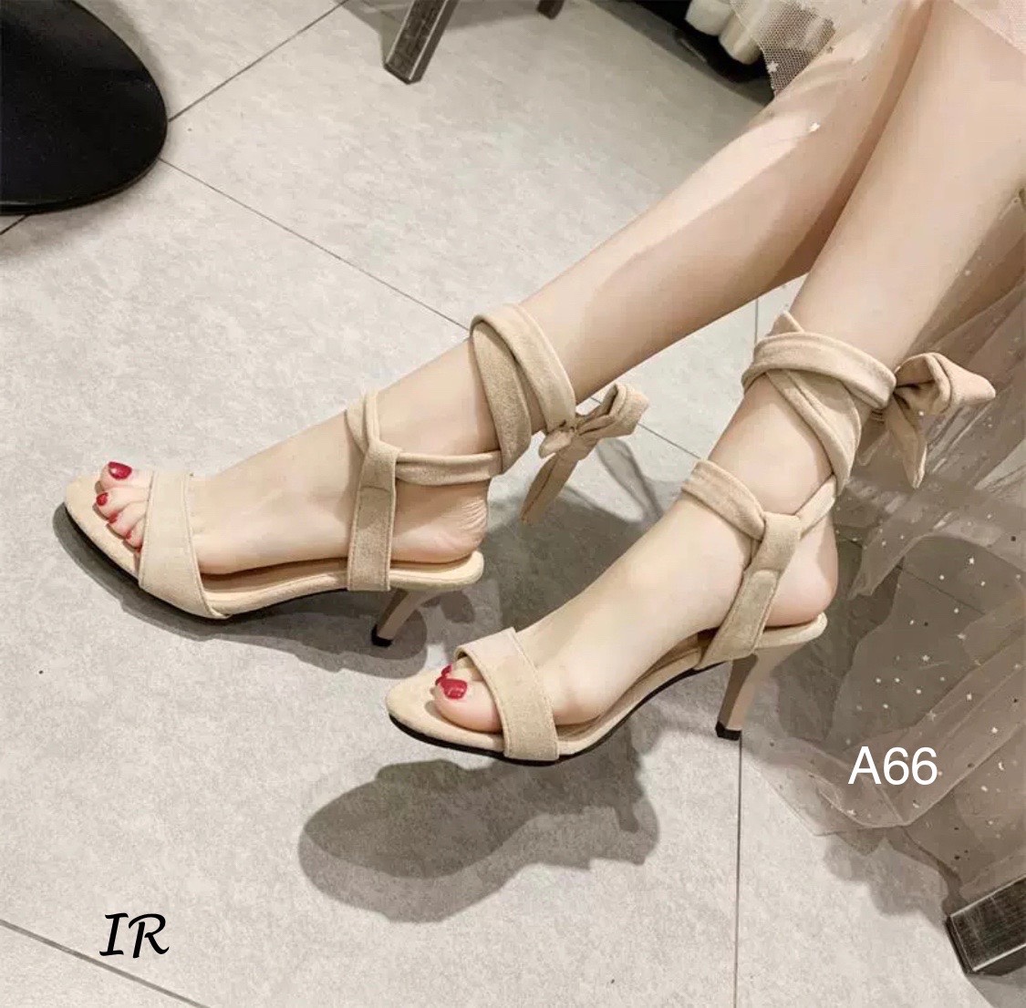 รองเท้าส้นสูงแต่งสายพันข้อ (สีครีม)