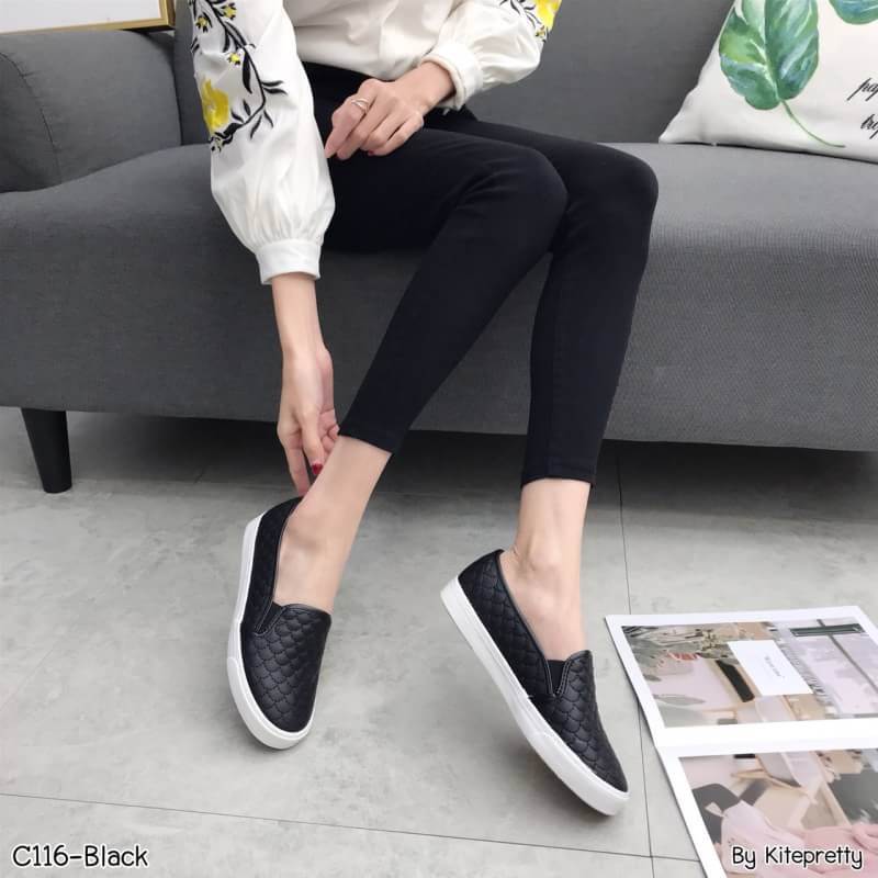 รองเท้าผ้าใบทรงสวมแต่งลายเกล็ด (สีดำ)