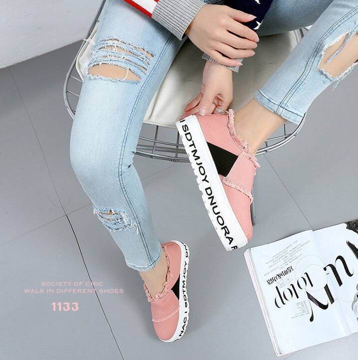 รองเท้าผ้าใบทรงslip onแต่งชาย (สีขาว)