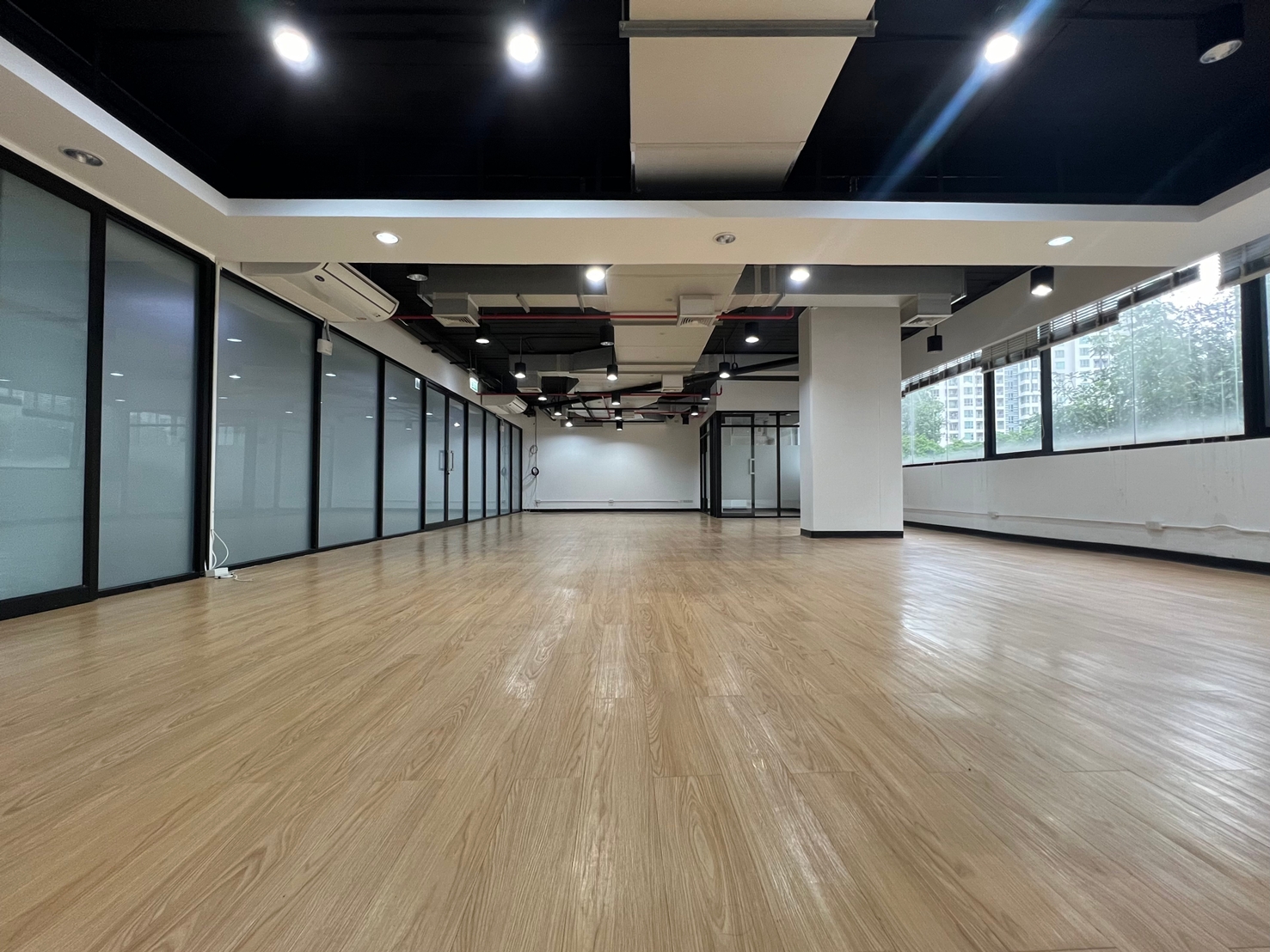 อาคารมหานครเซ็นเตอร์ (MAHANAKHON CENTER) สำนักงานให้เช่า ย่านสีลม ใกล้รถไฟฟ้า BTS ช่องนนทรี 300 ม.